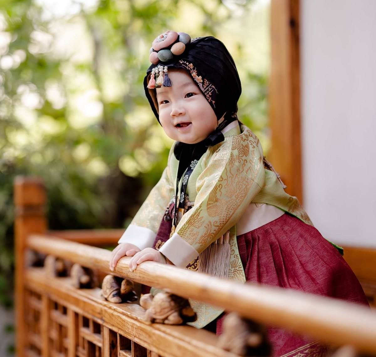 아이를 돌보는 모습